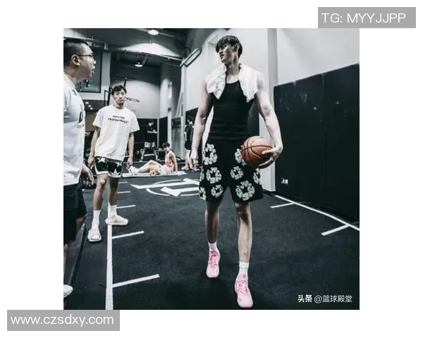 曾凡博重伤倒地裁判却只判普通犯规引发球迷质疑篮球规则公正性